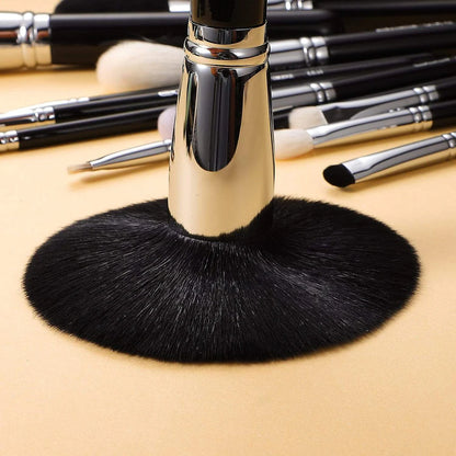 Maquillaje editorial utilizando la brocha de contorno y el pincel difuminador de la colección Bright Silver.