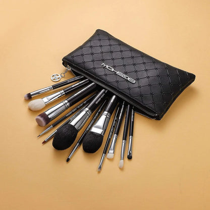 Empaque compacto y elegante del kit de 7 brochas mini EIGSHOW, perfecto para viaje.