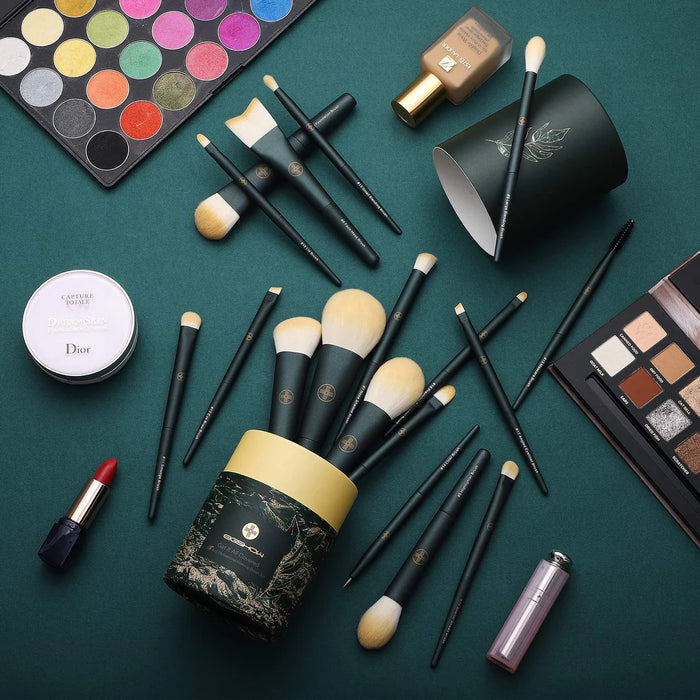 Set profesional de 18 mini brochas de maquillaje EIGSHOW Chic Series Shaded Spruce con estuche cilíndrico verde.