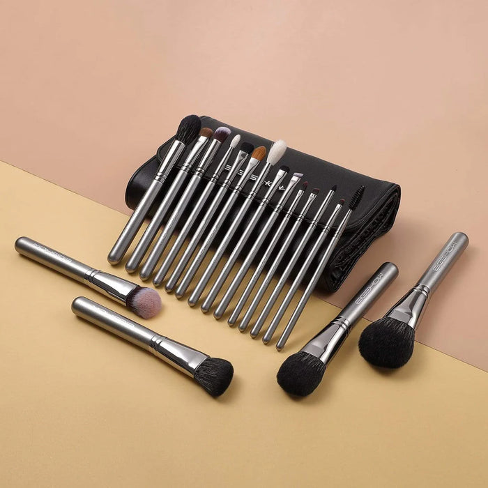 Set profesional de 18 brochas de maquillaje EIGSHOW Magician Series Galaxy Silver con estuche de piel sintética plateado.