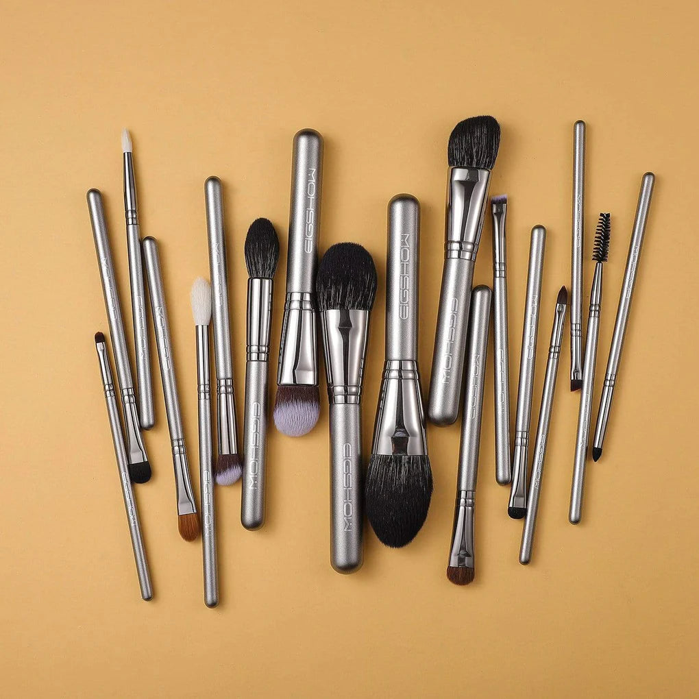 Colección completa de 18 herramientas de cosmética premium en color plata para tienda en línea de belleza en México.