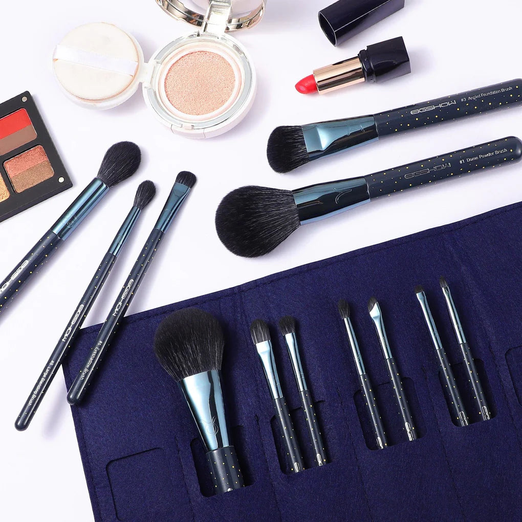 Colección completa de 12 brochas esenciales de belleza listas para exhibirse en tienda en línea de cosméticos.