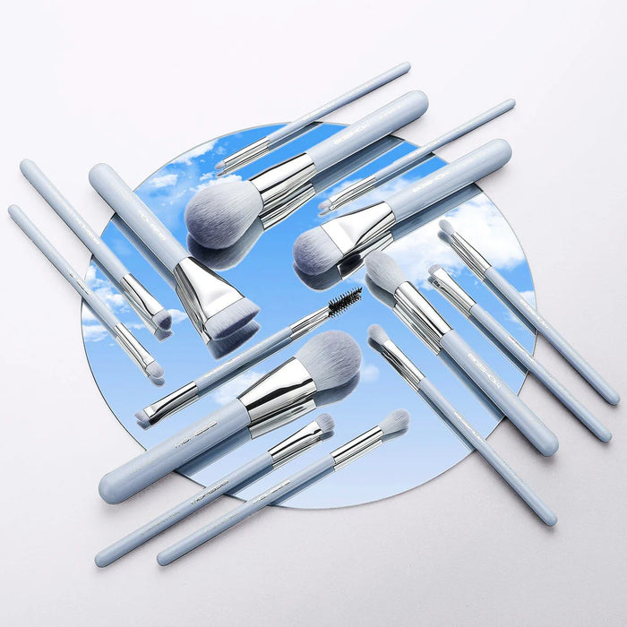 Set profesional de 15 brochas de maquillaje EIGSHOW Jade Series Pro Baby Blue con mangos azul pastel y organizador.