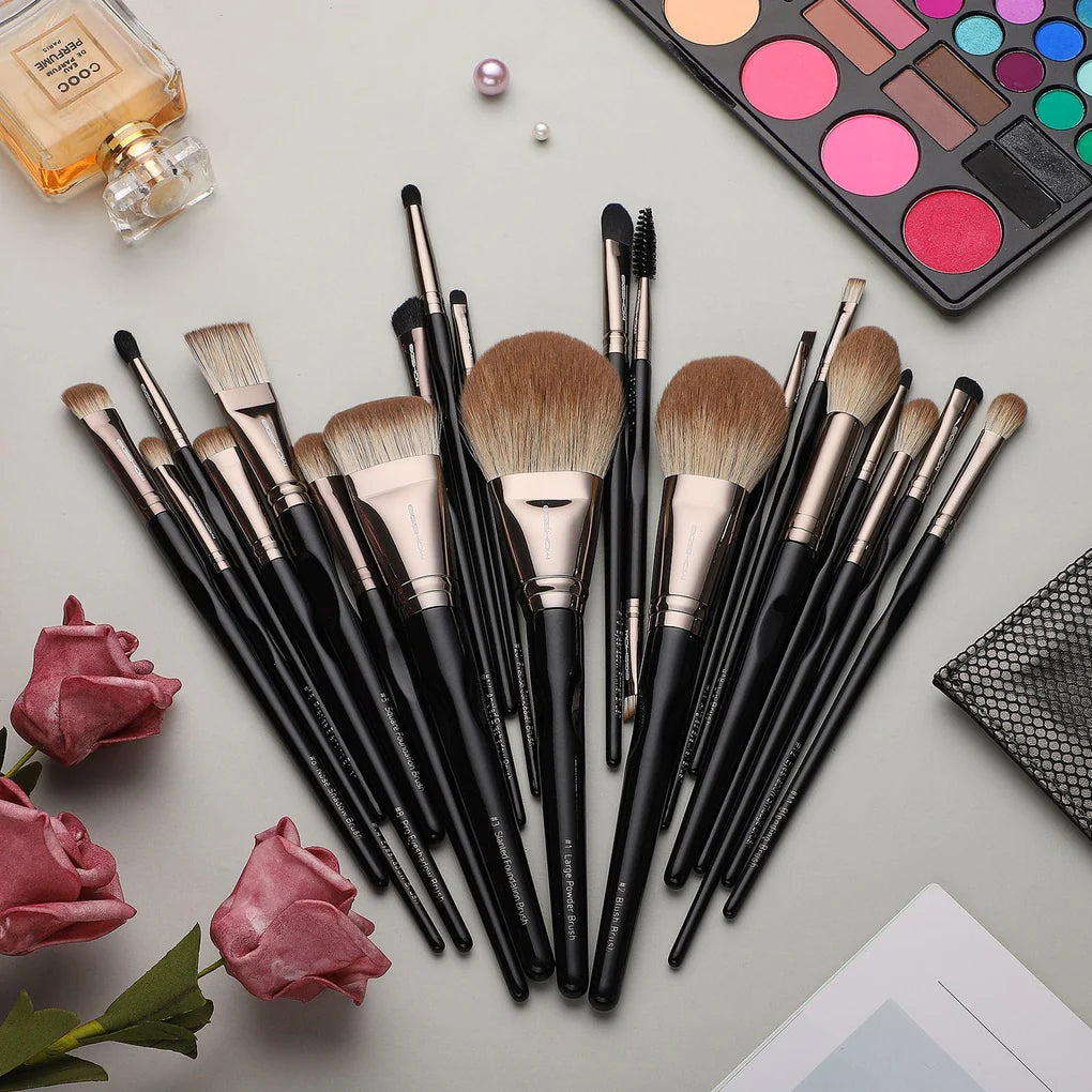 Set maestro de 21 brochas de maquillaje profesional EIGSHOW Black Swan Series para rostro y ojos.