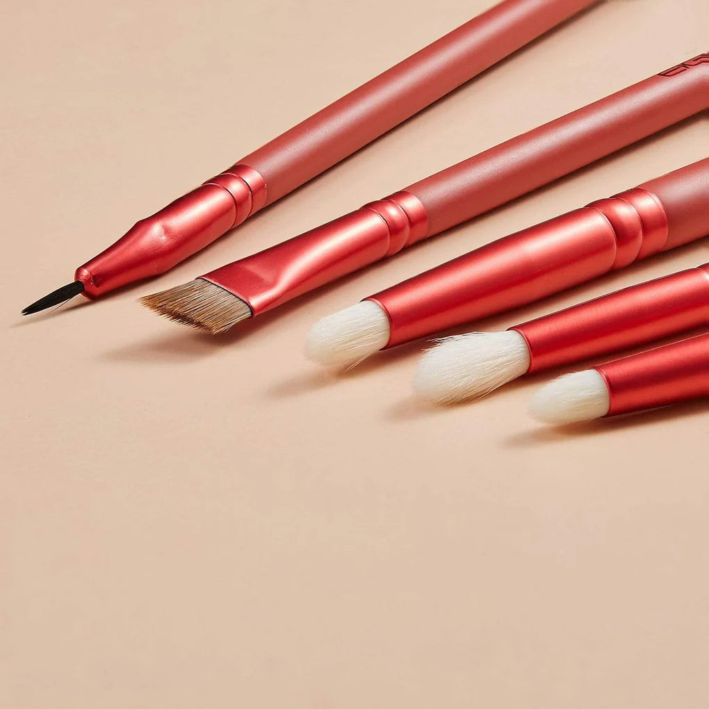 Puntas de los pinceles para difuminar y delinear del kit de ojos EIGSHOW Jade Series en color rojo ágata.