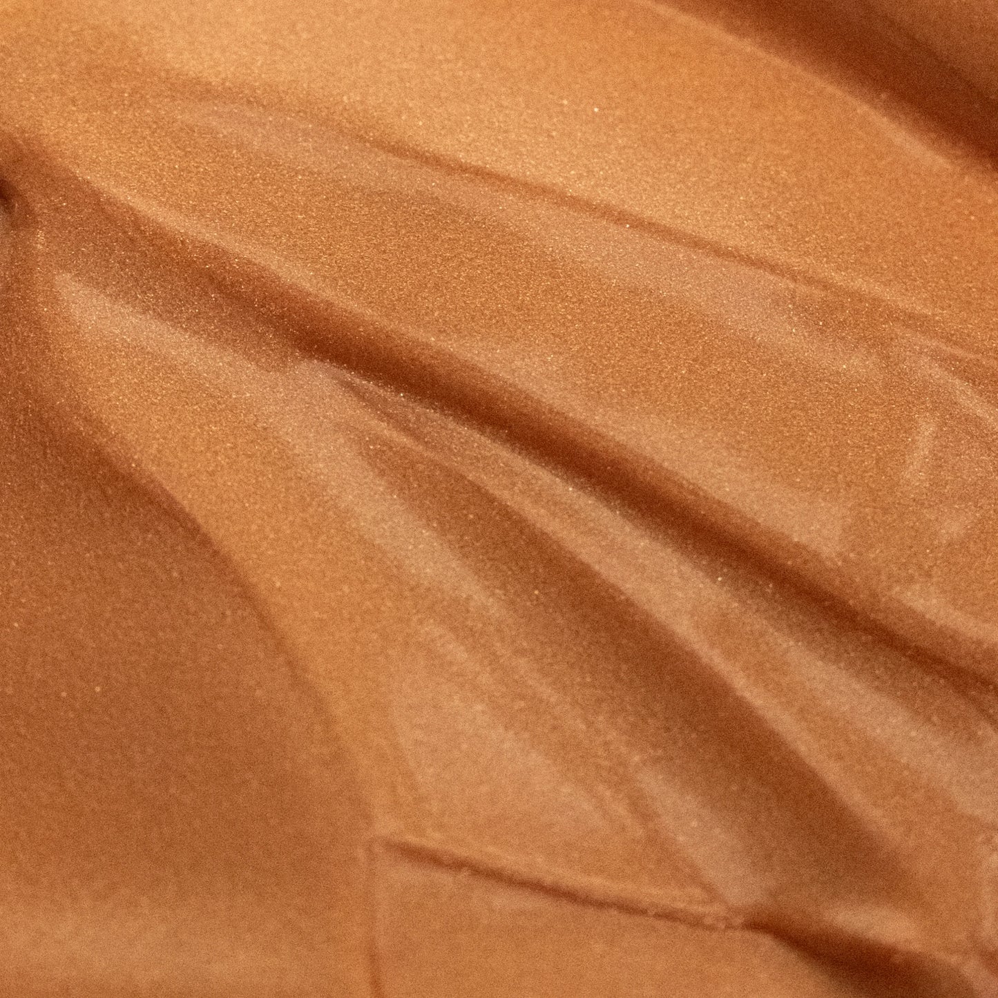 Efecto de brillo satinado y luminoso sobre la piel bronceada tras aplicar el bálsamo post-solar.