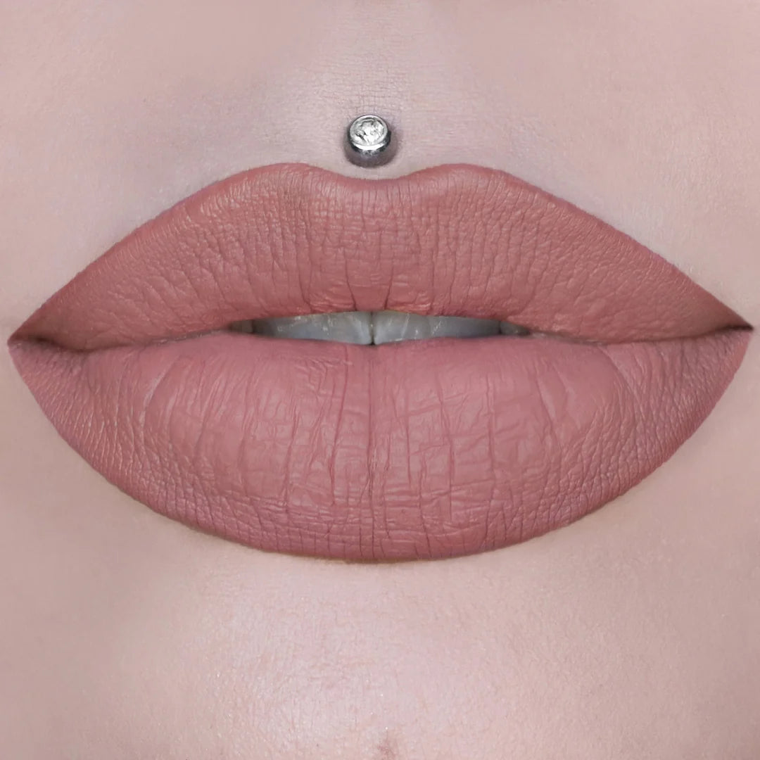 Maquillaje de labios creativo o editorial con el labial mate de alta gama Sugar Spike aplicado