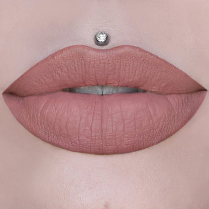 Maquillaje de labios creativo o editorial con el labial mate de alta gama Sugar Spike aplicado