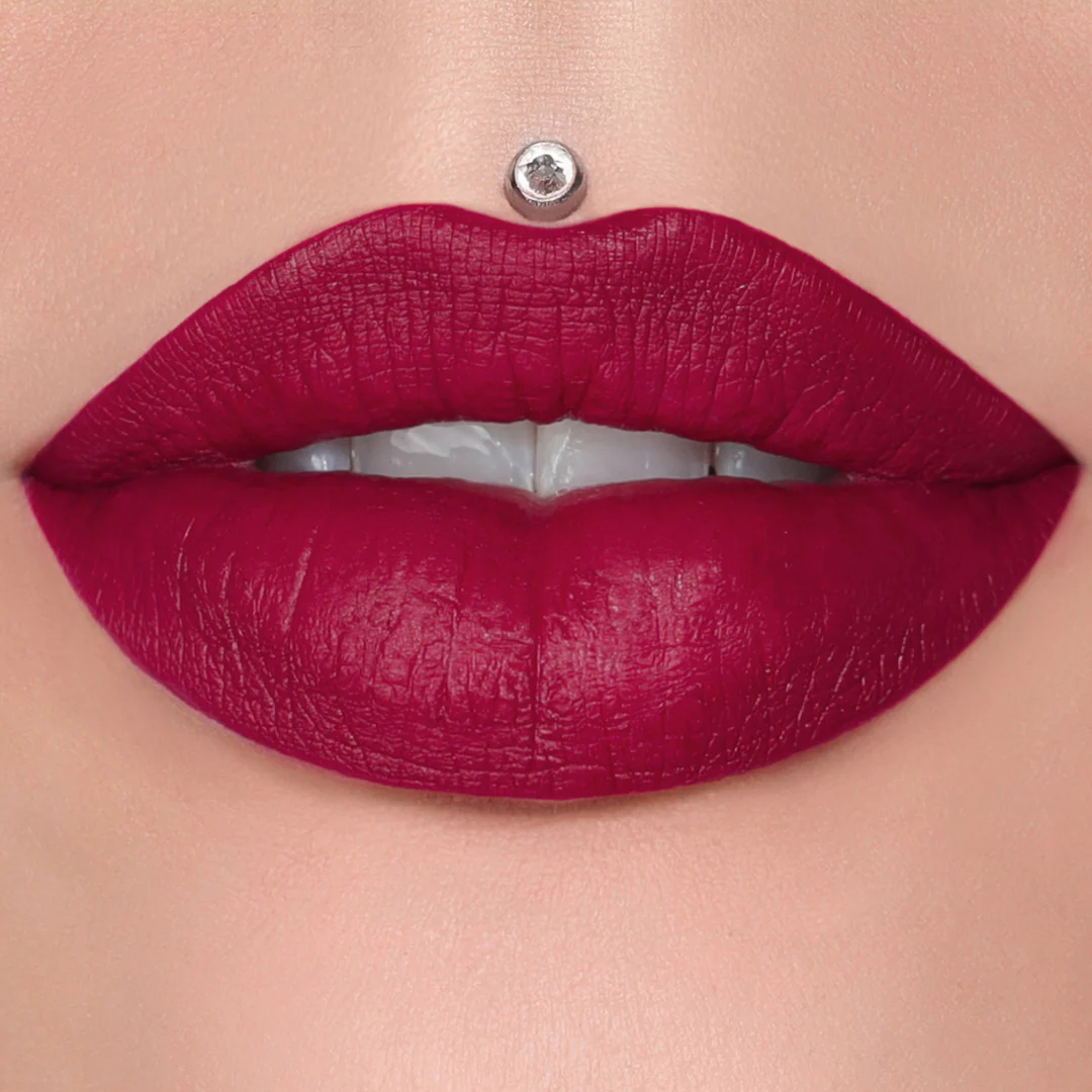 Empaque exterior con el logotipo de la marca Jeffree Star Cosmetics y los detalles de la fórmula mate.
