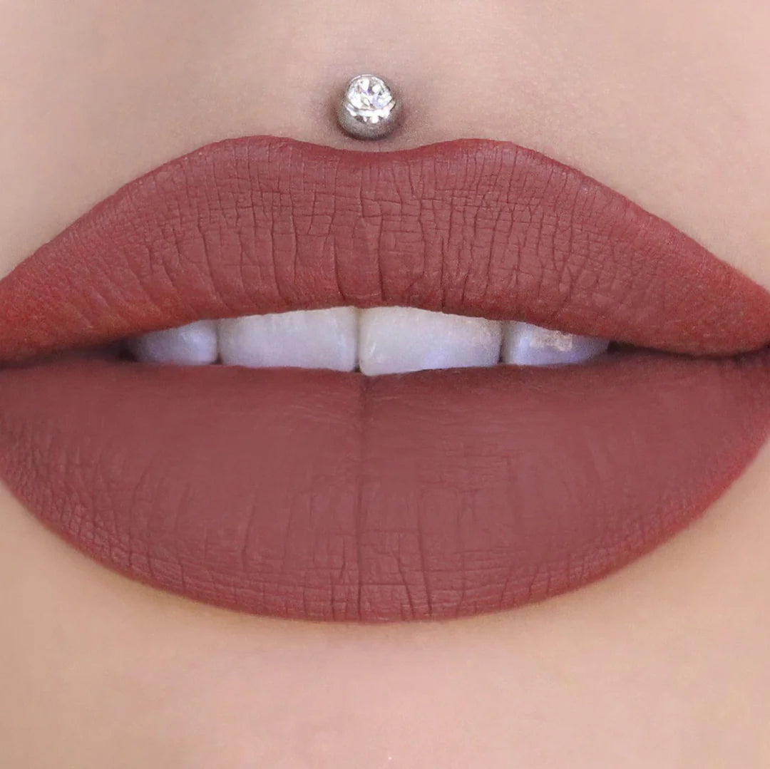 Muestra de color del labial líquido Forbidden Fruit revelando su tono borgoña ciruela mate de alta cobertura