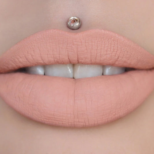 Tubo de acrílico cristalino que permite ver el tono brillante y traslúcido del labial líquido mate en su interior.