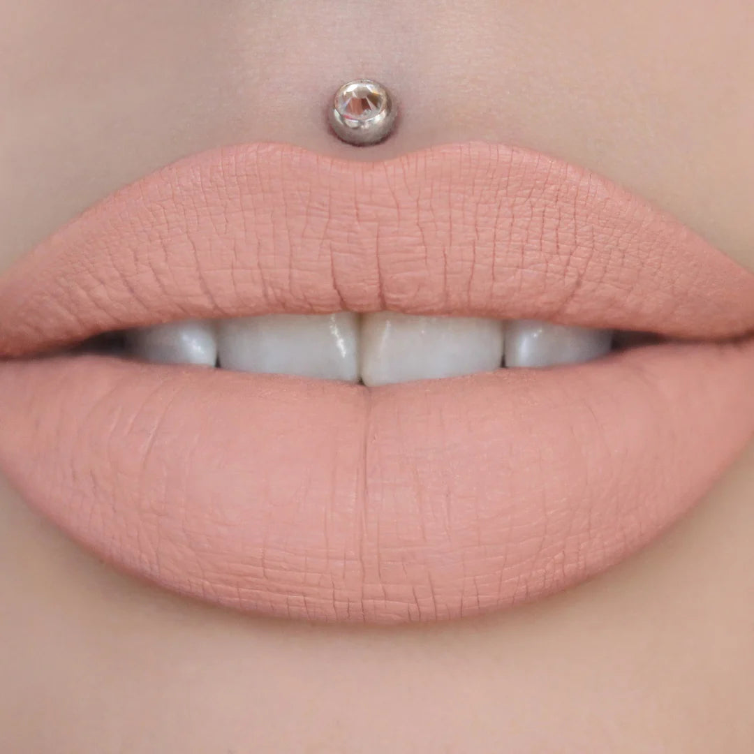 Tubo de acrílico cristalino que permite ver el tono brillante y traslúcido del labial líquido mate en su interior.