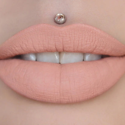 Tubo de acrílico cristalino que permite ver el tono brillante y traslúcido del labial líquido mate en su interior.