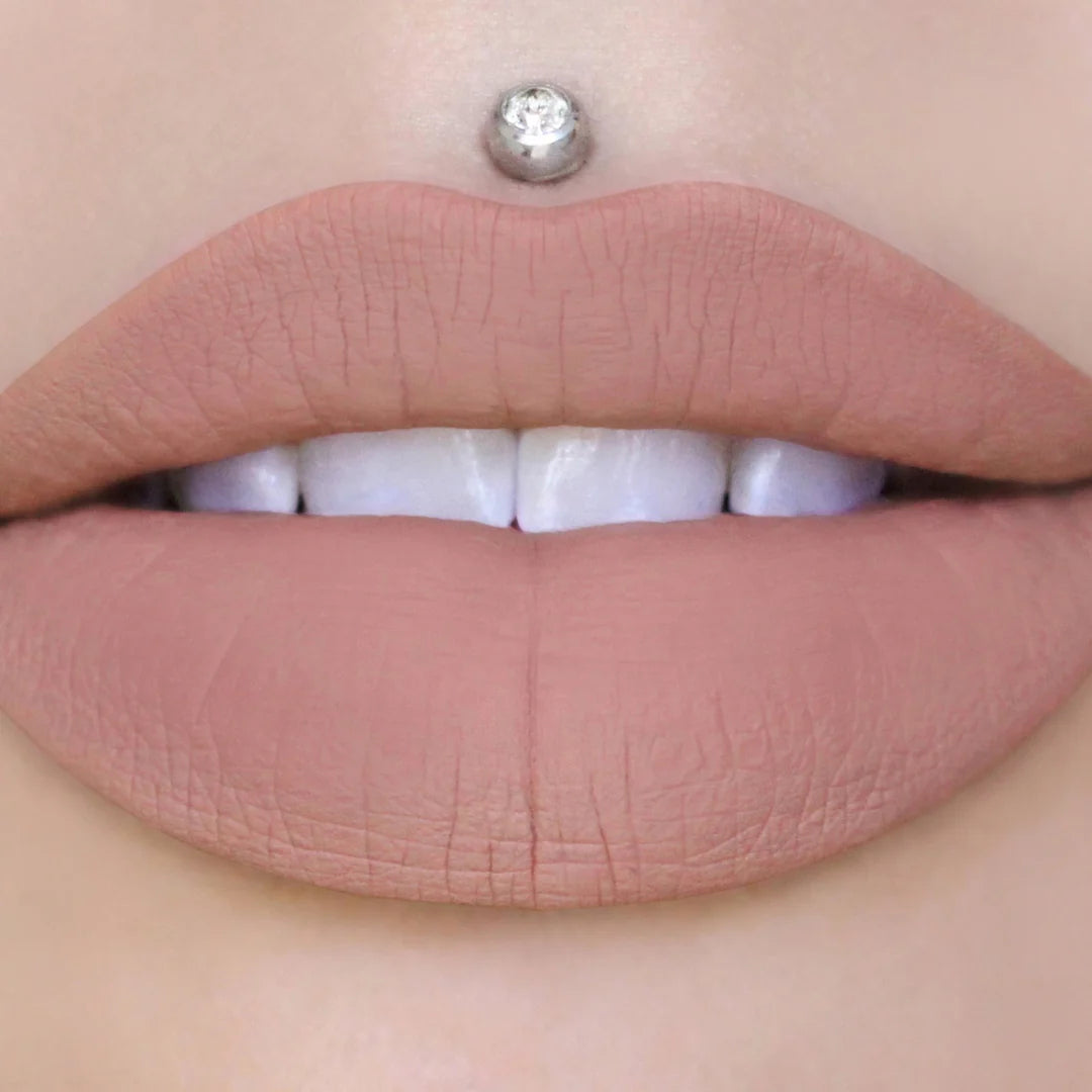 Muestra de color del labial líquido Sugar Spike revelando su tono rosa pastel nude mate uniforme