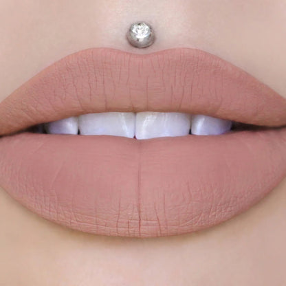 Muestra de color del labial líquido Sugar Spike revelando su tono rosa pastel nude mate uniforme