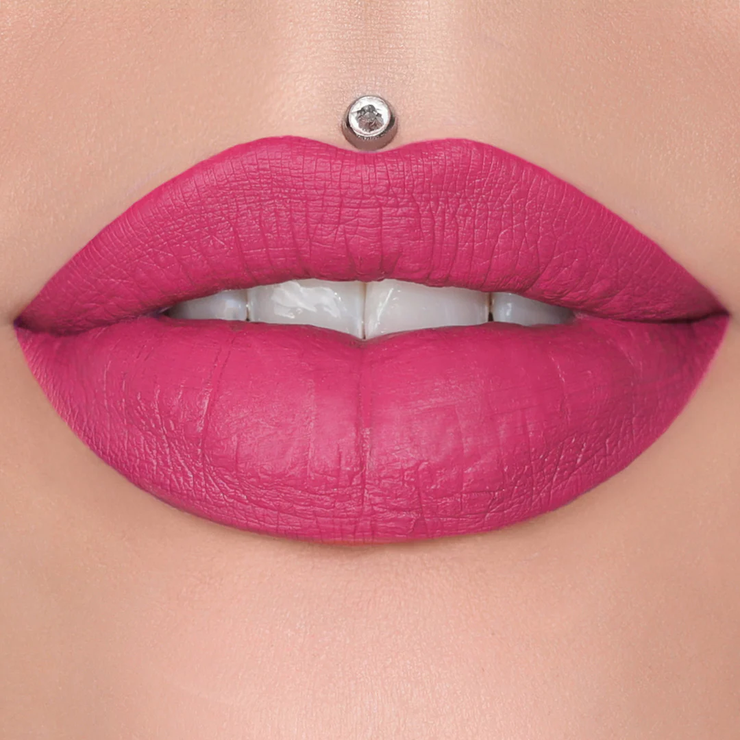 Vista del aplicador integrado diseñado para deslizar el labial de forma suave y uniforme sobre los labios.