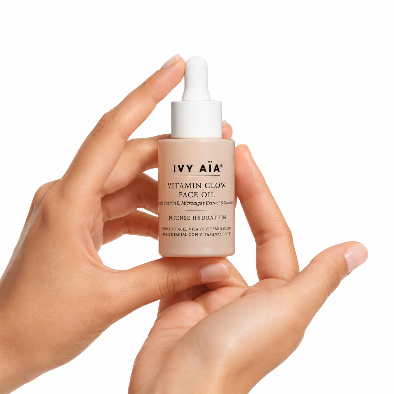Aplicación de unas gotas del aceite facial hidratante sobre la piel para un acabado luminoso.