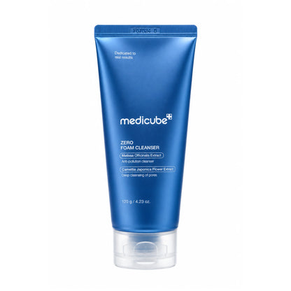 Aplicación de Zero Foam Cleanser de Medicube sobre la piel.