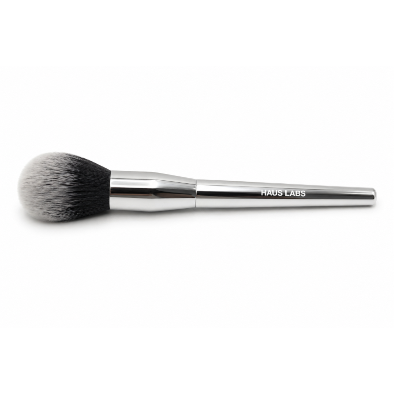 Powder Brush de HAUS LABS para aplicar y difuminar productos en polvo.