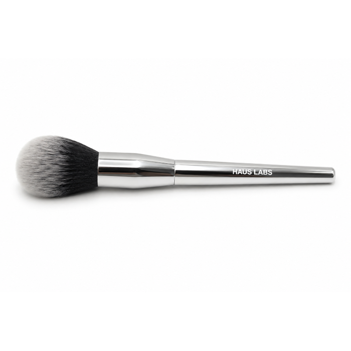 Powder Brush de HAUS LABS para aplicar y difuminar productos en polvo.